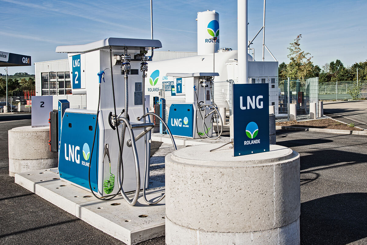 Die Station befindet sich direkt an der Autobahn A92 und erschließt wichtige Industrie- und Logistikgebiete