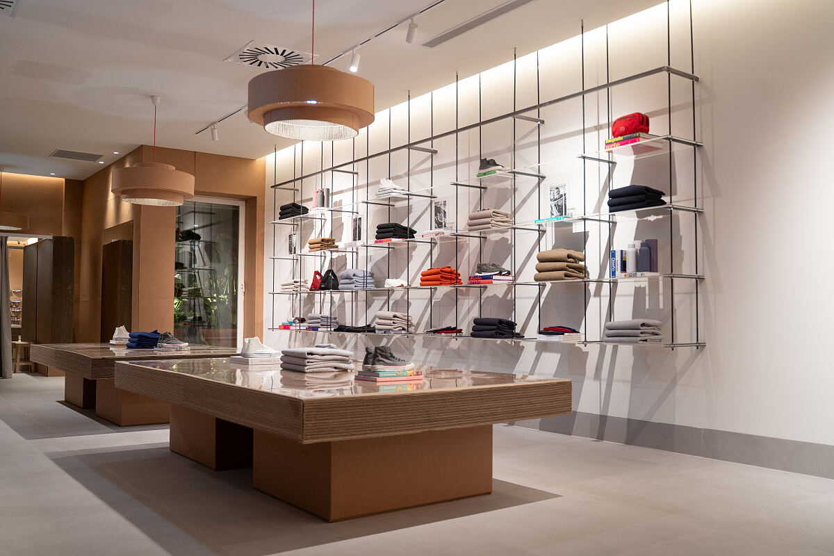 Das reduzierte Interior Design lässt Raum für die angebotene Ware