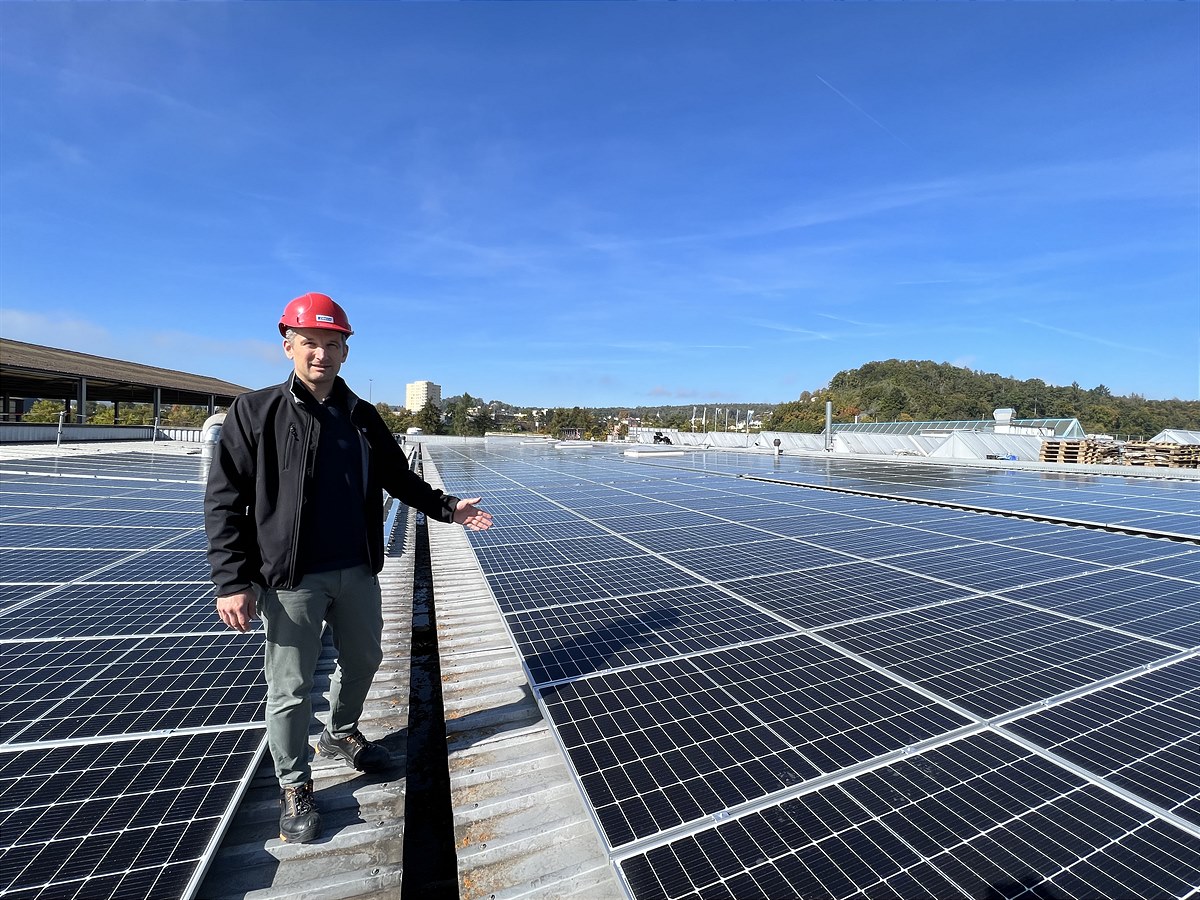 Conica-Werksleiter André Heppa zeigt die Ende September 2022 in Betrieb genommene Solaranlage