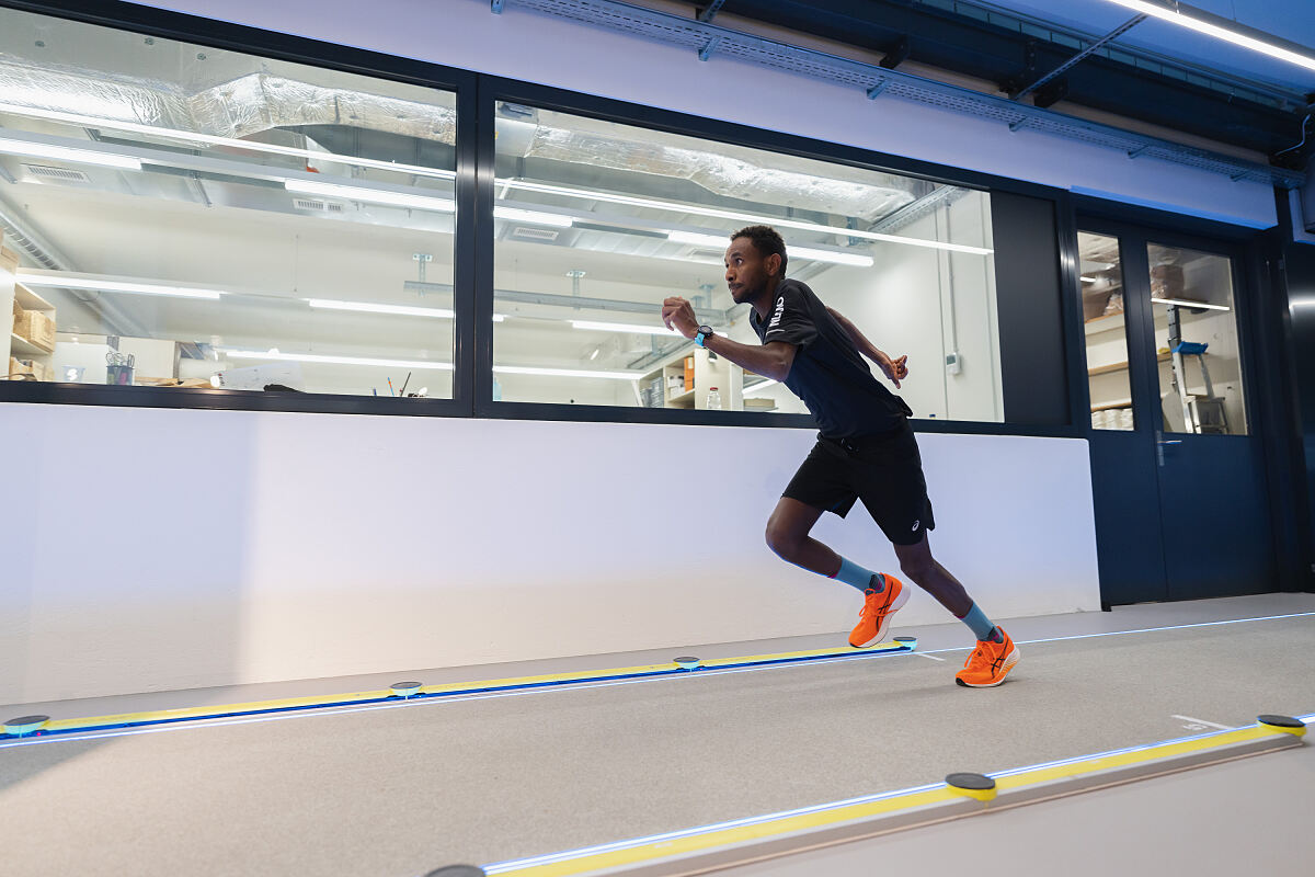 Auf der 35 Meter langen Conica-Indoorlaufbahn kann voll beschleunigt werden