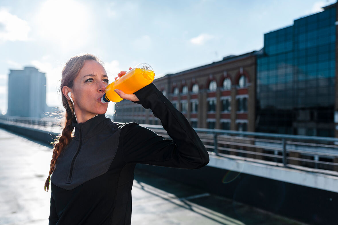 Sportlerin mit Trinkflasche