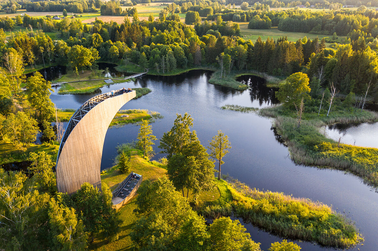 Von dem Aussichtsturm Kirkilų aus eröffnet sich ein Ausblick über die Karstseenlandschaft