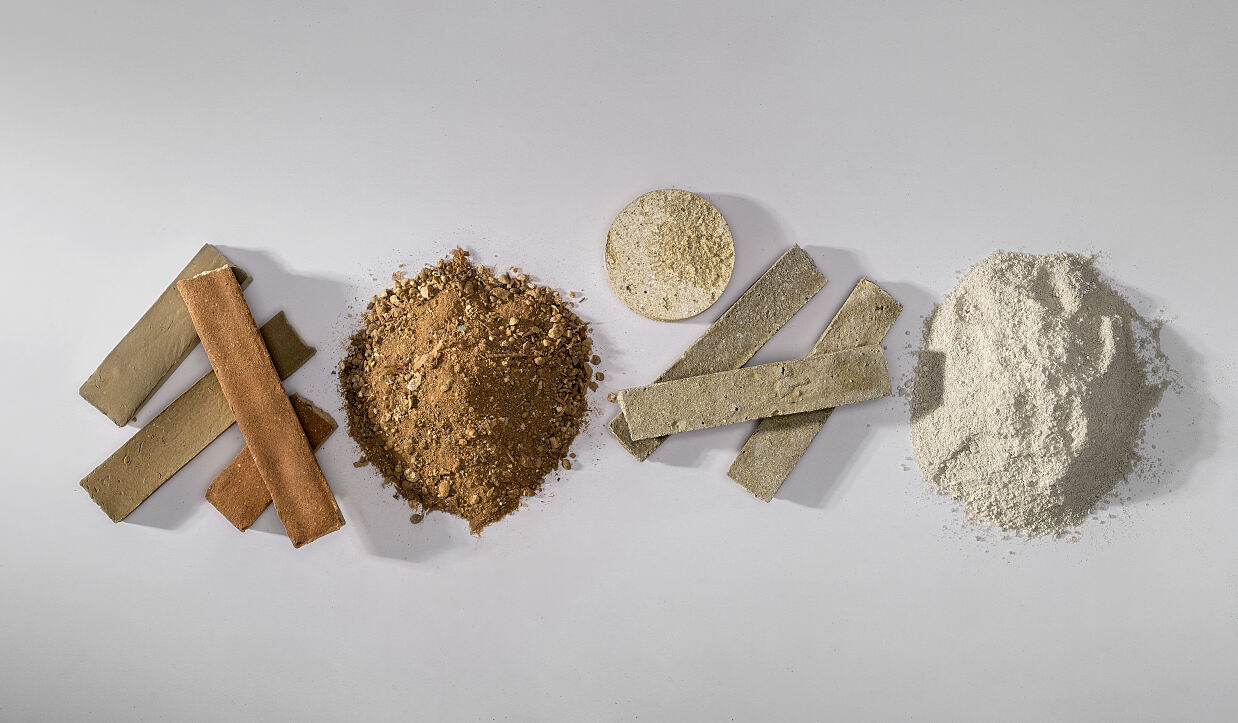 Das Baumaterial besteht aus bis zu 80 % Bauabfällen, darunter Beton, Gips, Keramik, Fliesen, Steinmehl, Sand und Glas, die nicht getrennt oder sortiert werden müssen