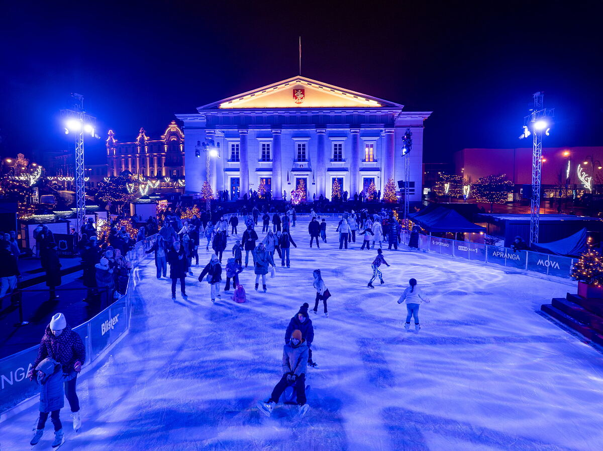 Die Freiluft-Eisbahn auf dem Rathausplatz von Vilnius