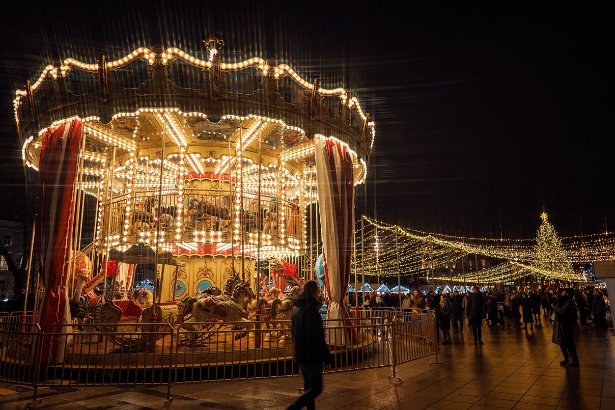 Das Retro-Weihnachtskarussel auf dem Rathausplatz von Vilnius