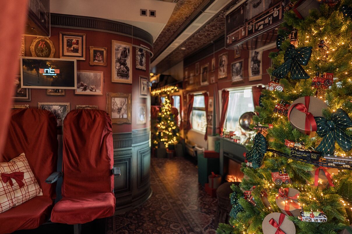 Der Weihnachtszug fährt durch Vilnius bis nach Trakai